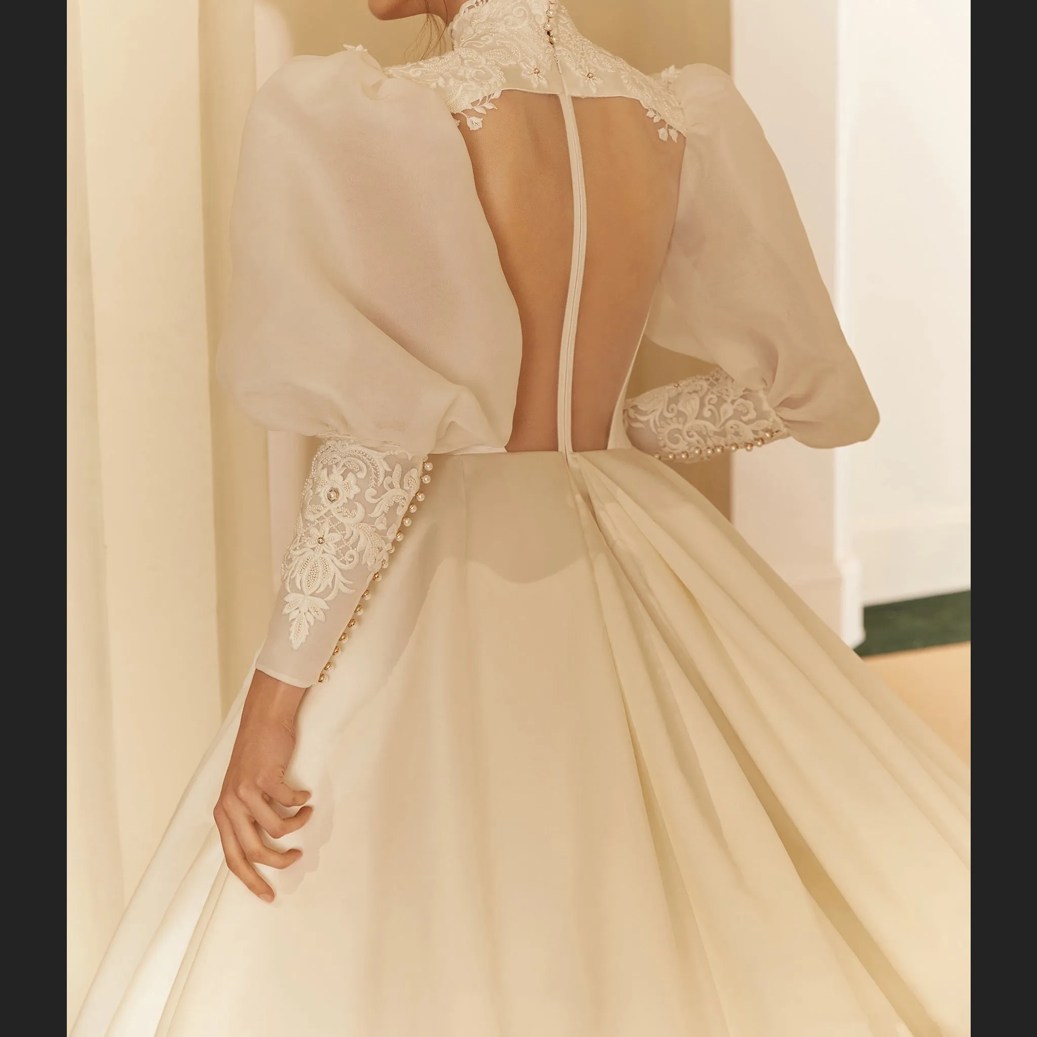 Big Skirt Muslim Wedding Dress with High O-neck and Turtle Neck