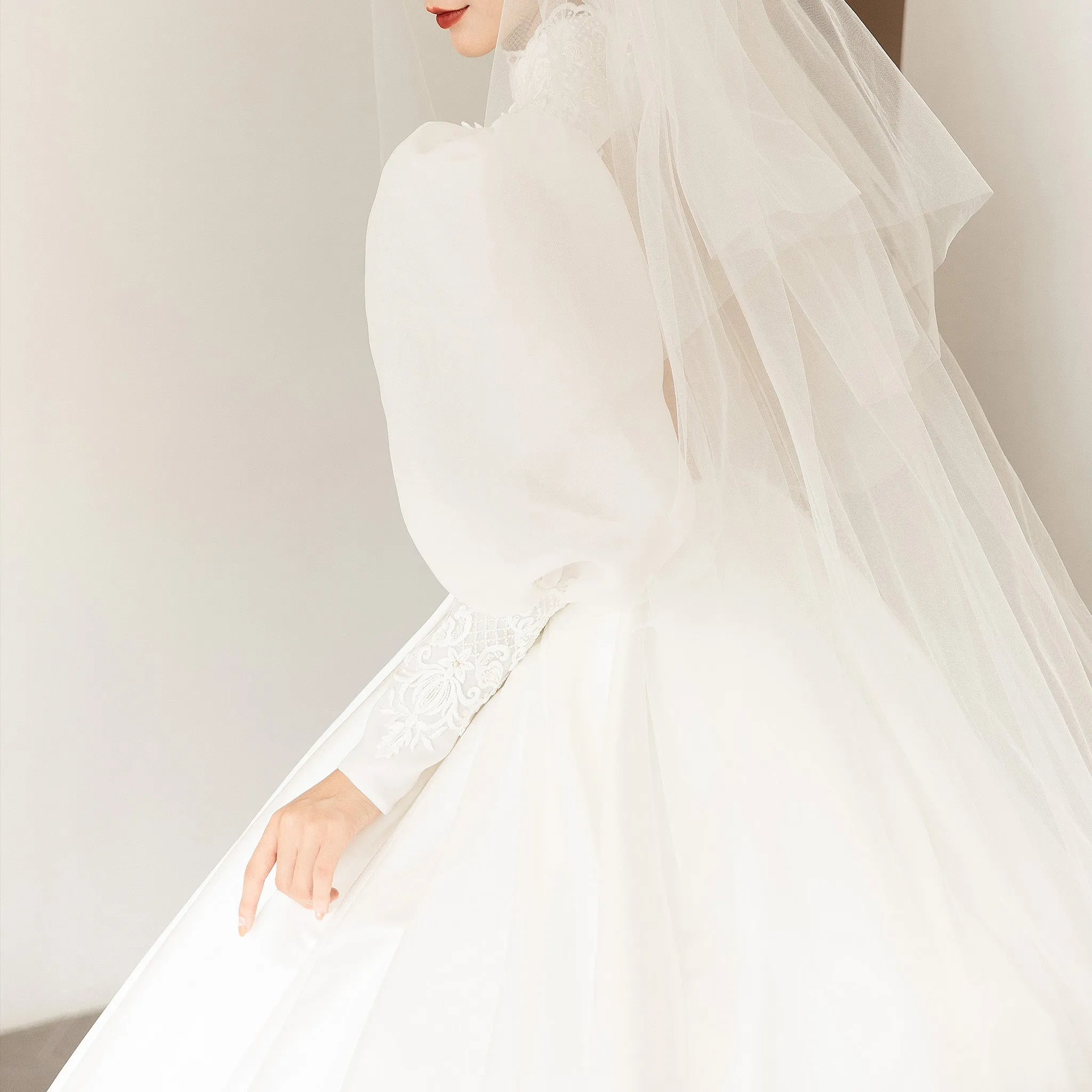 Big Skirt Muslim Wedding Dress with High O-neck and Turtle Neck