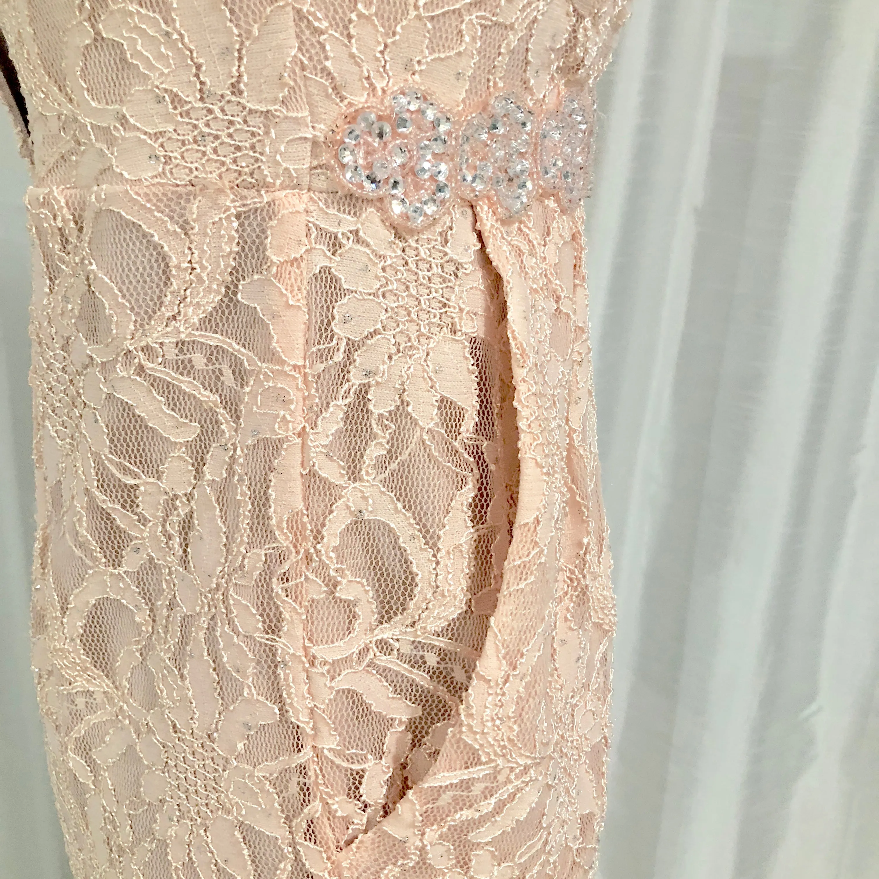 BOUTIQUE Short Blush Lace Form Fitting Gown Size 4