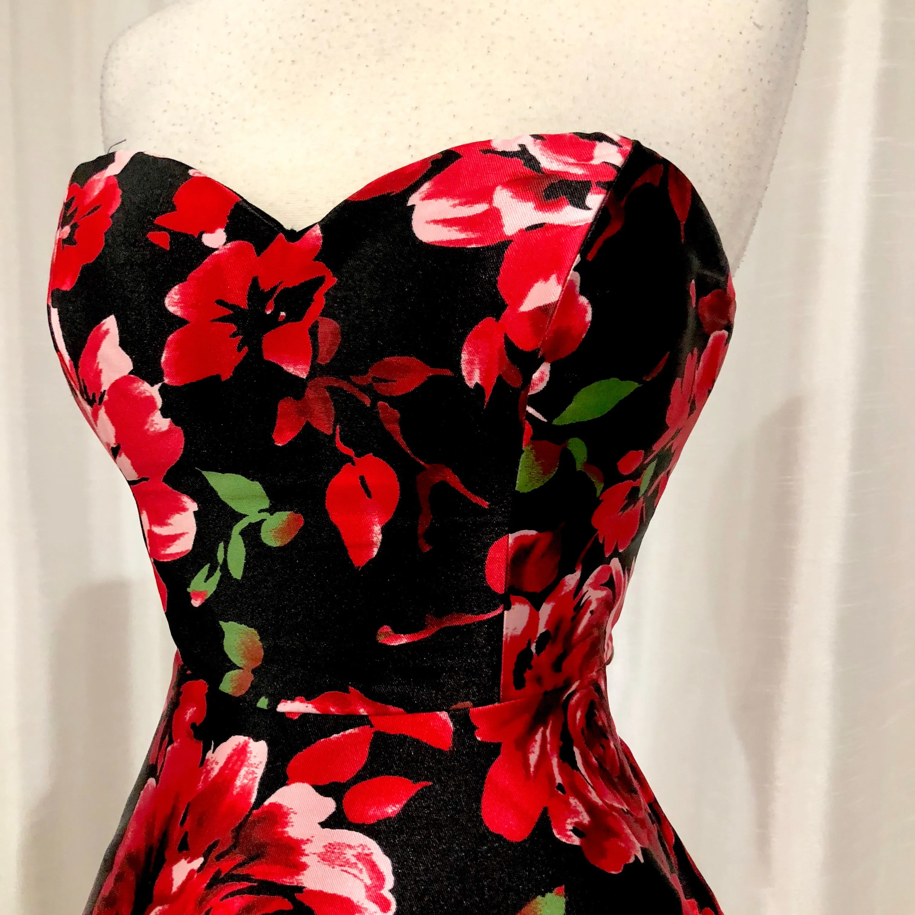 BOUTIQUE Short Red Floral Strapless Gown Size 7/8