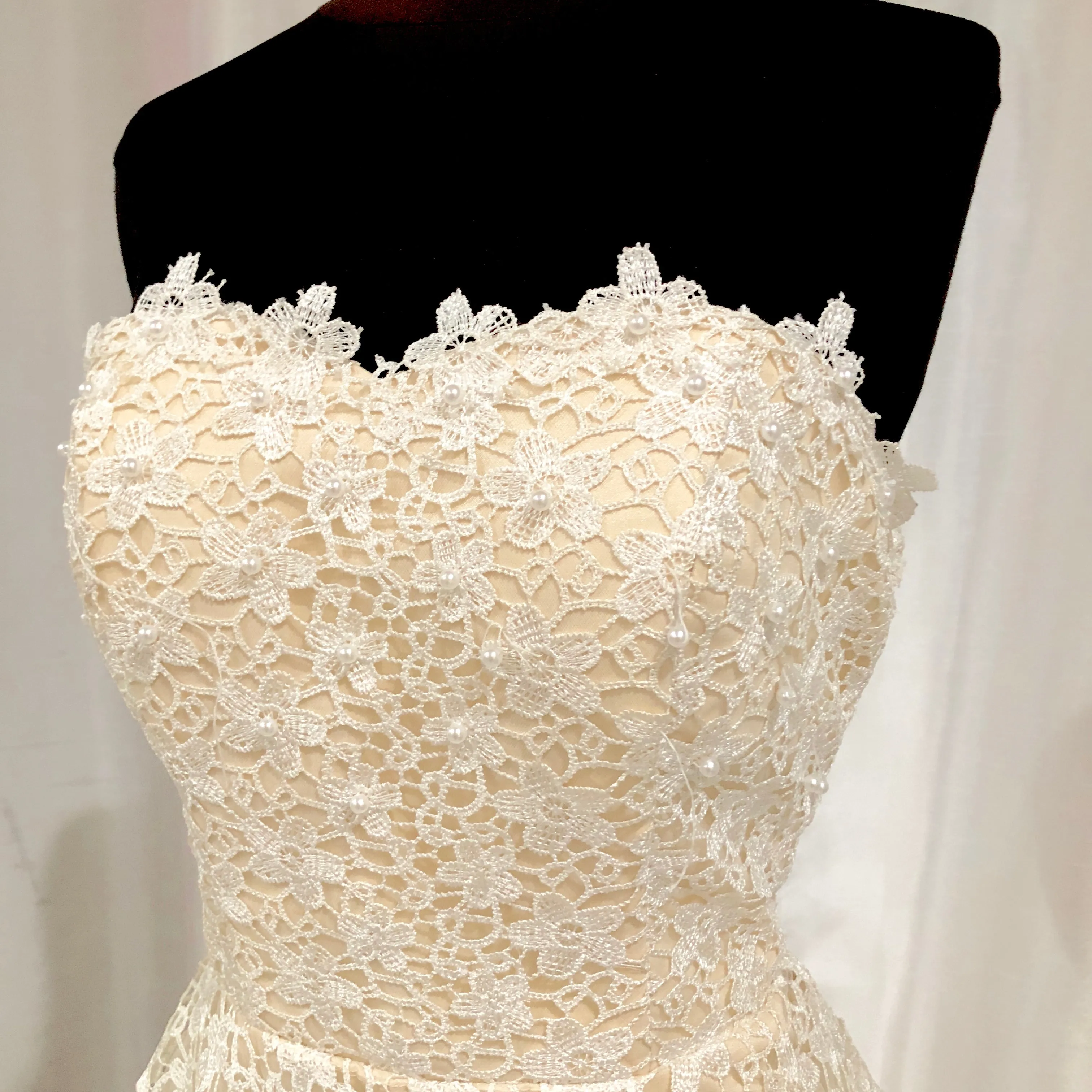 BOUTIQUE Short Strapless White & Nude Gown Size 5/6
