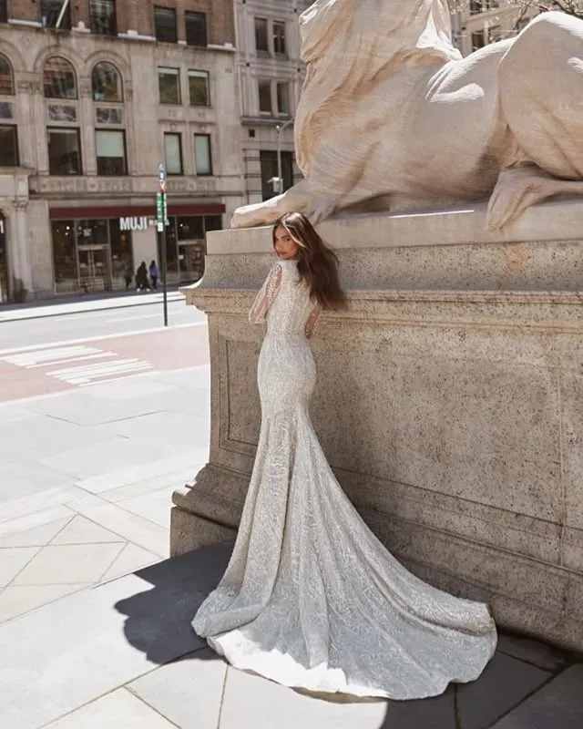 Custom V-Neck Mermaid Wedding Dress with Beaded Embroidery & Lace Appliqués – Elegant Trumpet Bridal Gown