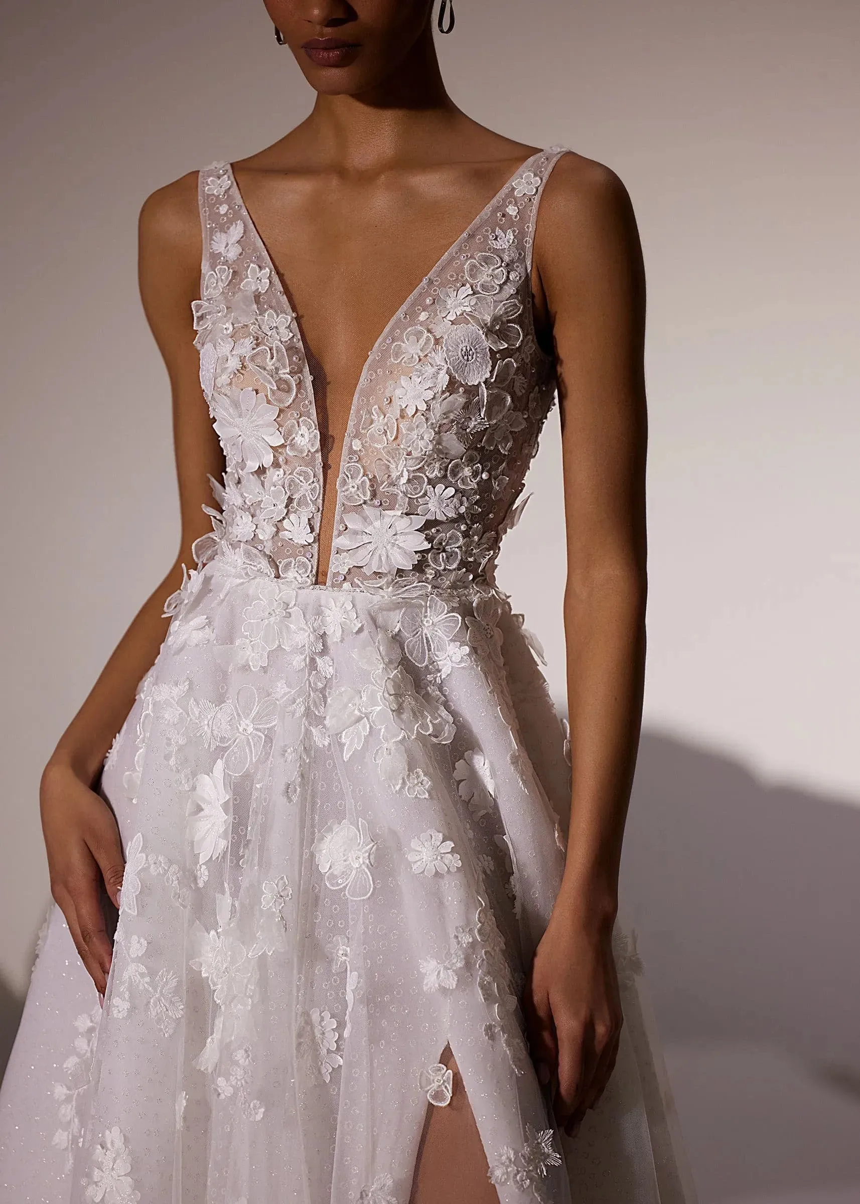 Exquisite A-Line Wedding Dresses Women's Sleeveless Sexy V Neck Appliques Backless Bridal Gowns Tulle Princess Vestidos De Novia