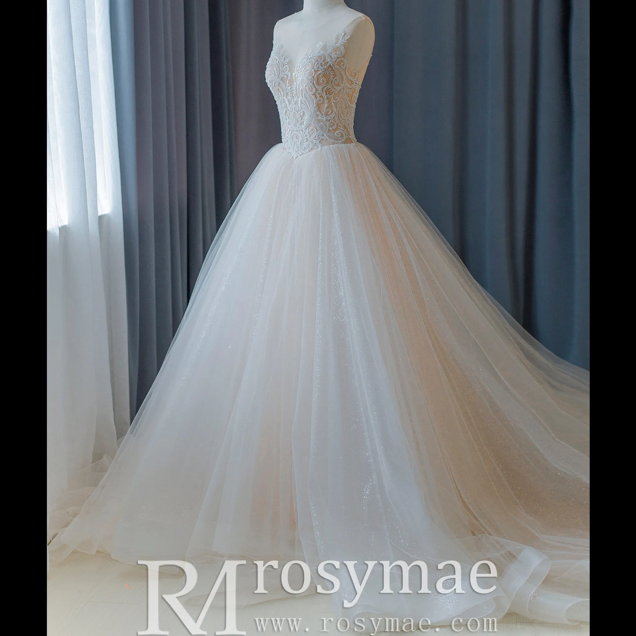 Gorgeous Ballgown V-neck Tulle Wedding Dress with Lace Appliques