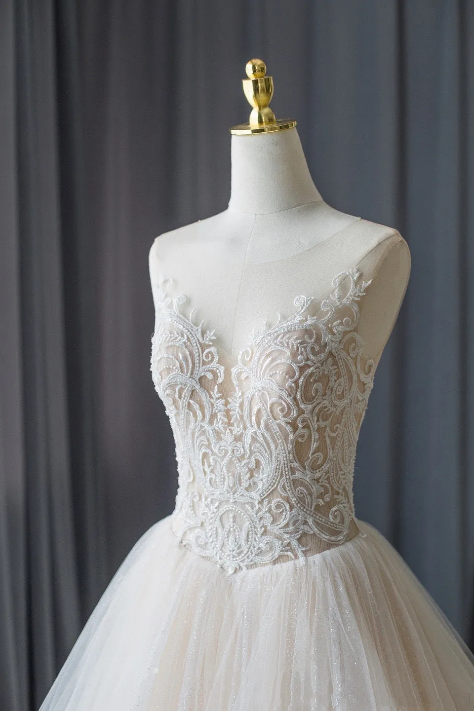 Gorgeous Ballgown V-neck Tulle Wedding Dress with Lace Appliques