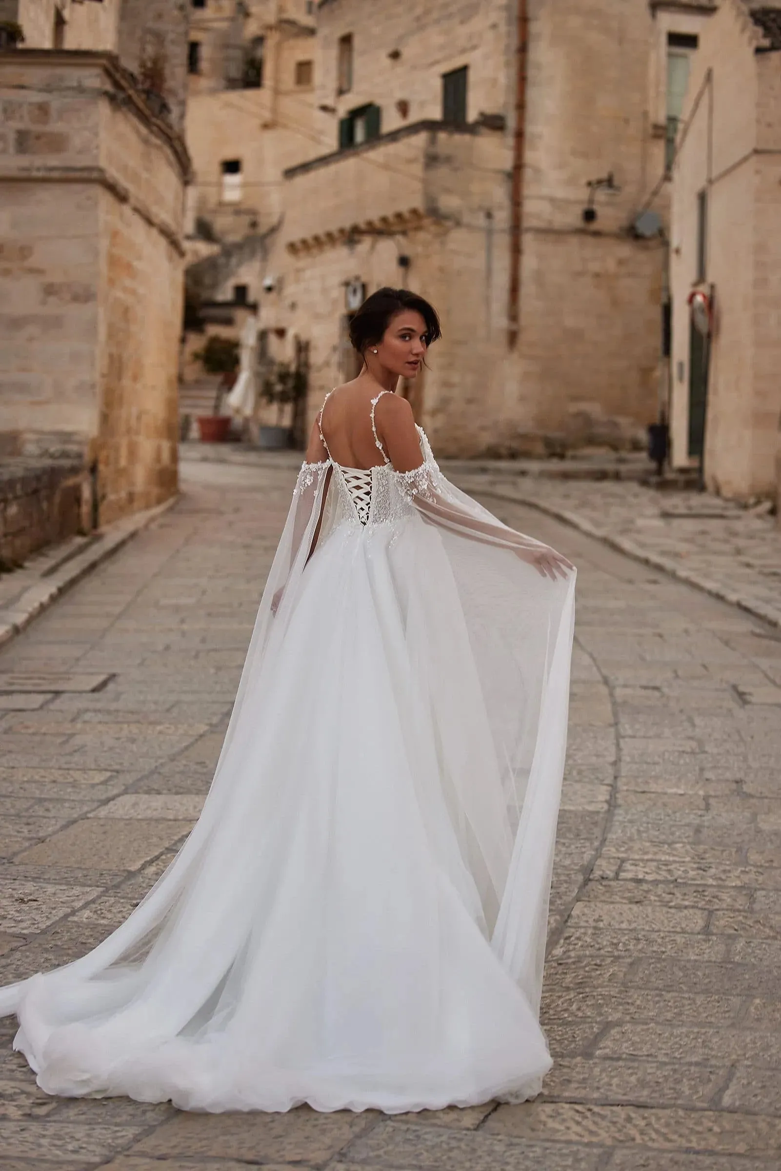 Romantic Spaghetti Off the Shoulder Ball Gown Wedding Dress Tulle Chapel Train Princess Bridal Gown Customized