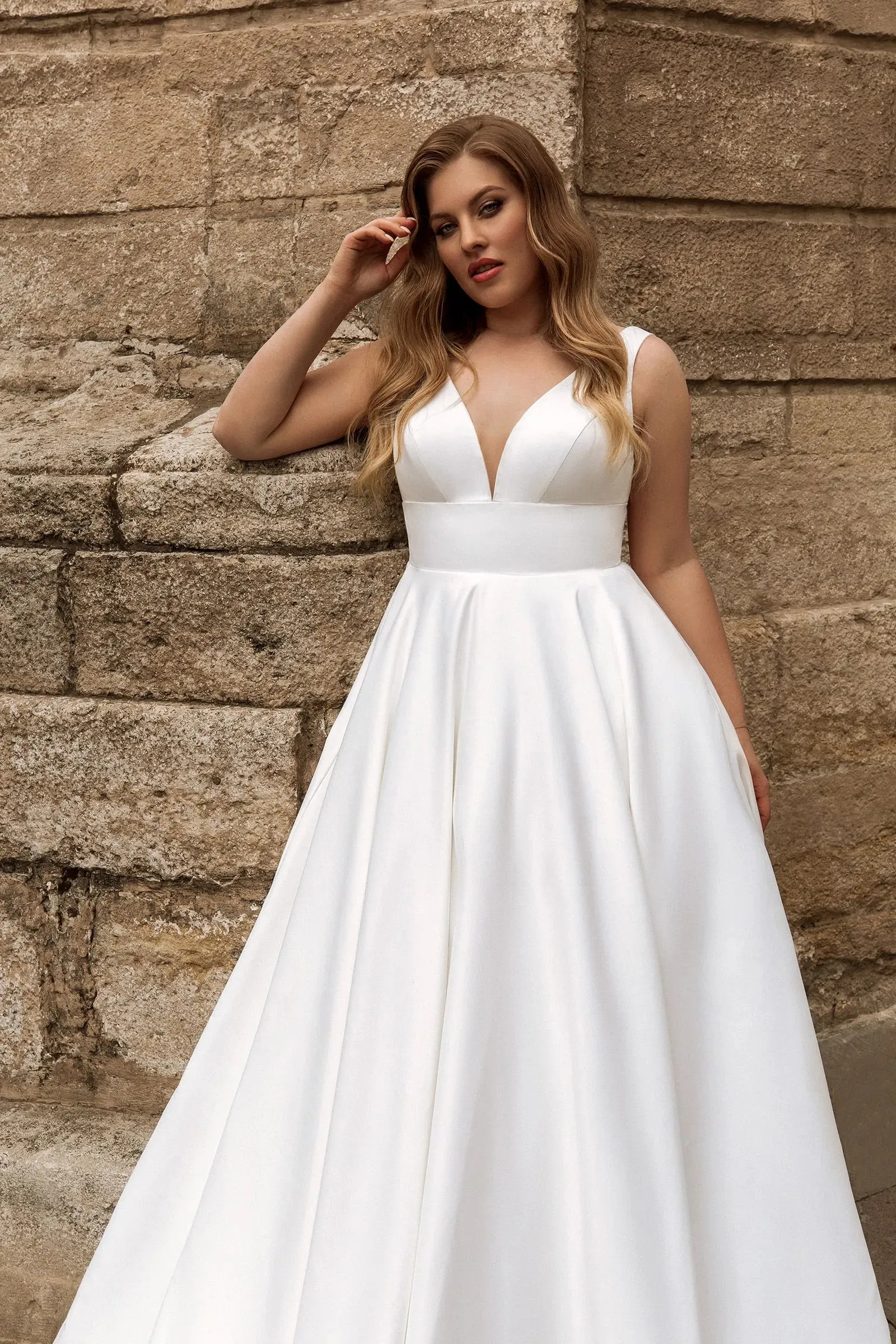 Simple Wedding Dresses V Neck Sweep Train Backless Vestidos De Novia Woman Bridal Gown Robe Mariee