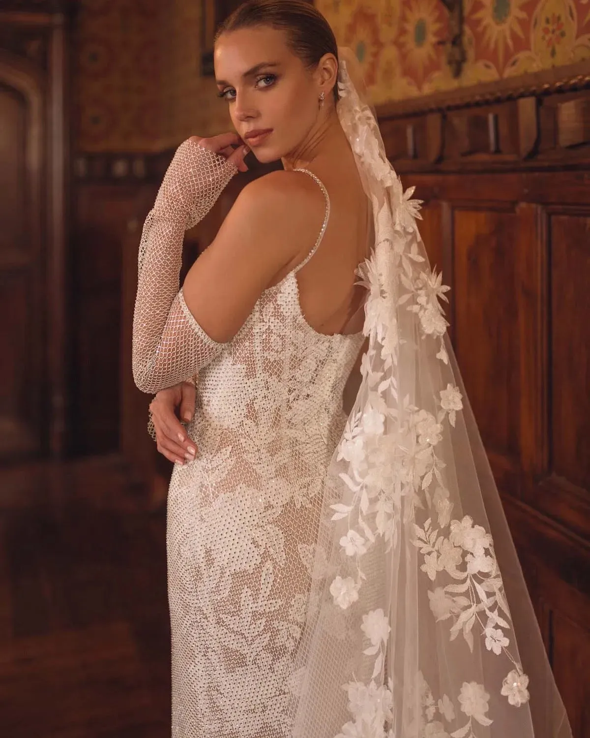 Sleeveless Deep V-Neck Lace Appliques Shiny Tulle Mermaid Wedding Dress For Women Open Back Floor Length Bridal Gown
