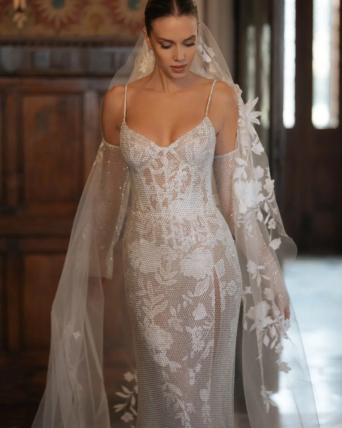 Sleeveless Deep V-Neck Lace Appliques Shiny Tulle Mermaid Wedding Dress For Women Open Back Floor Length Bridal Gown