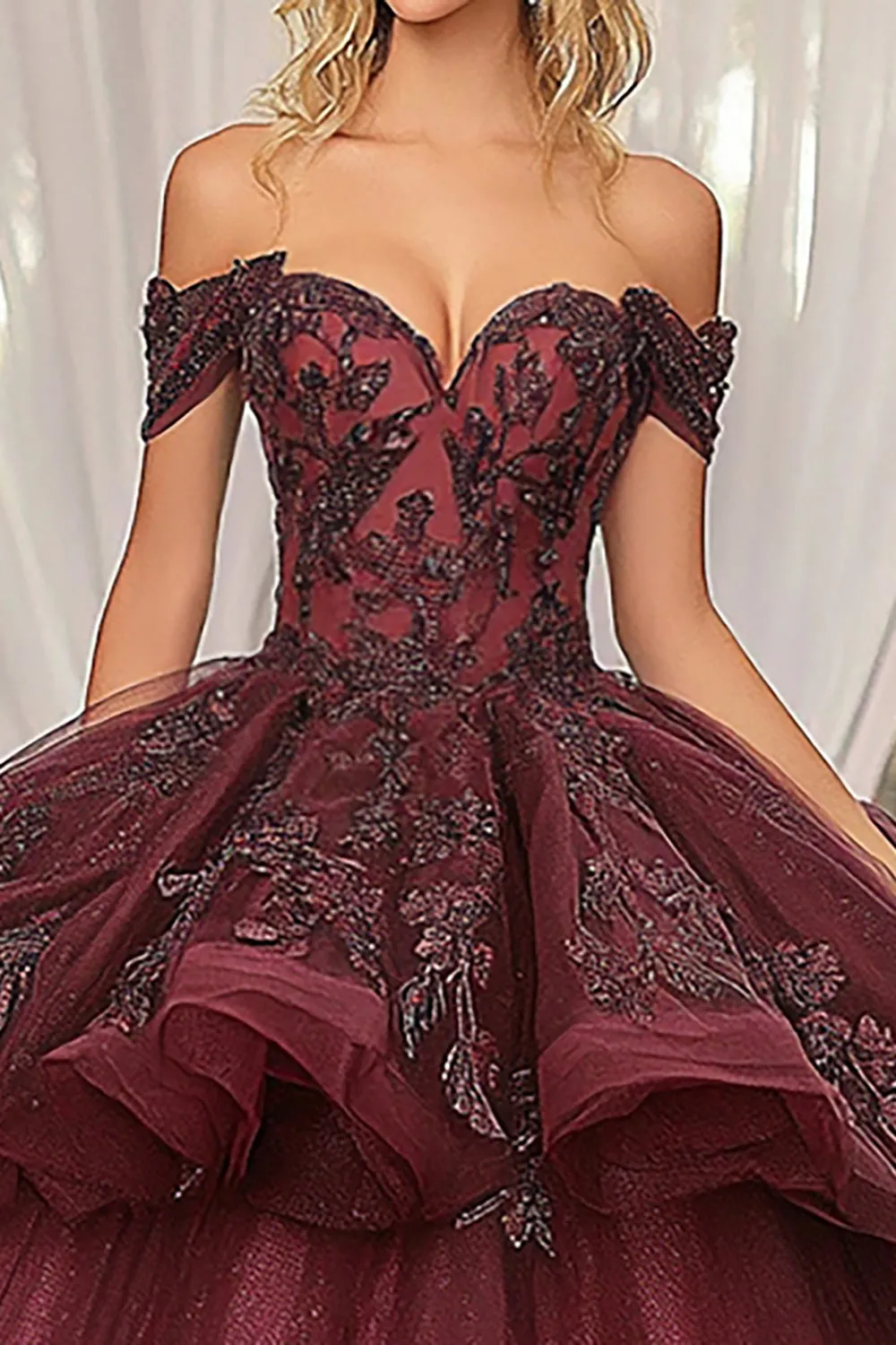 Sparkly Burgundy Ball Gown Off the Shoulder Ruffles Tule Quinceanera Vestido com Apliques Sequined