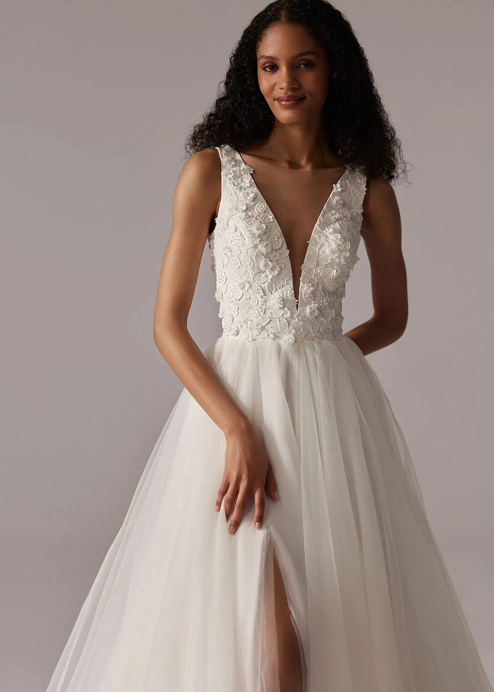 Woman Wedding Dress Sexy Deep V Neck Sleeveless Little Flower Applique Soft Tulle A Line Bridal Gown High Slit Bride Dresses