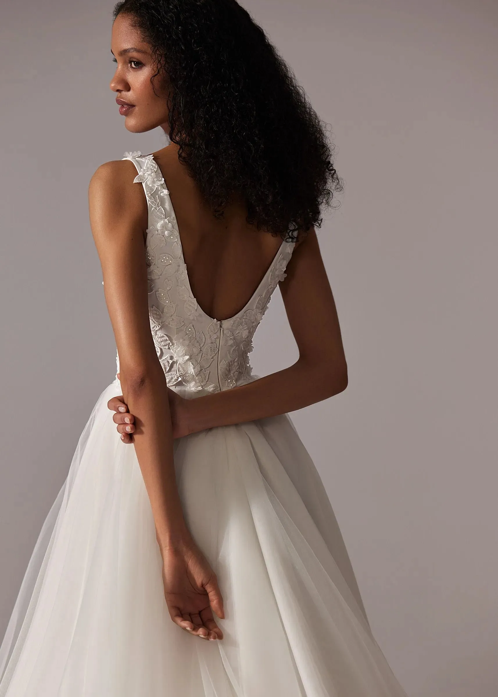 Woman Wedding Dress Sexy Deep V Neck Sleeveless Little Flower Applique Soft Tulle A Line Bridal Gown High Slit Bride Dresses